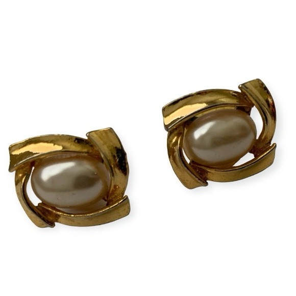 Jewelry - 🔴 Vintage 60’s Faux White Pearl & Gold-tone Pierced Earrings Costume Jewelry 1”